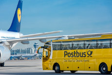 Vom Fernbus direkt auf die Startbahn: Postbus bietet Flughafentransfer zum Airport München an