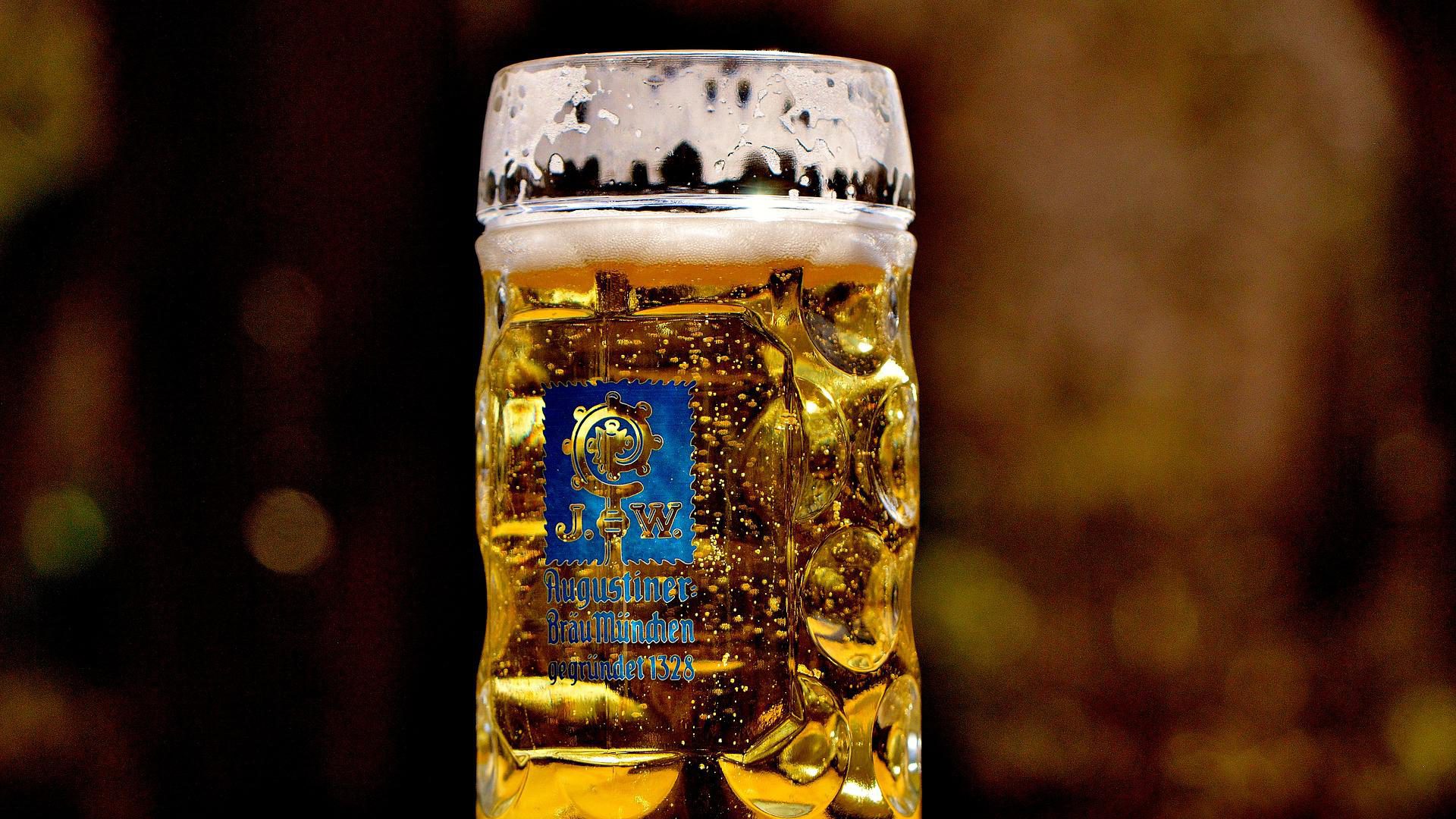 Bier in München https://pixabay.com/de/photos/bier-ma%C3%9Fkrug-erfrischung-bierkrug-2439238/